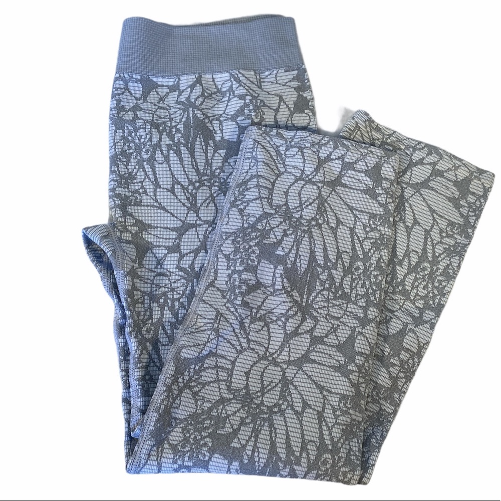 Fabletics grey textured capris. See pix for size.